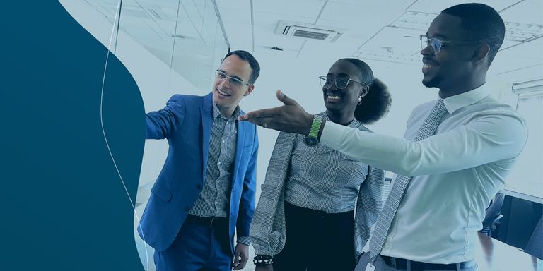 Tres profesionales ingresando a una sala de juntas. Equidad de género y diversidad - Banco Interamericano de Desarrollo - BID 