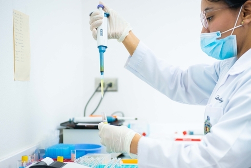 Científica tomando muestras en laboratorio. Ciencia, Tecnología e inclusión - Banco Interamericano de Desarrollo - BID
