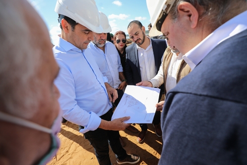 Ingenieros mostrando planos de la obra a otras personas. Ciencia y Tecnología - Banco Interamericano de Desarrollo - BID