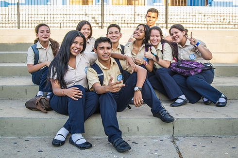 Grupo de jóvenes sentados en una banca en el colegio. Educación y equidad de género - Banco Interamericano de Desarrollo - BID