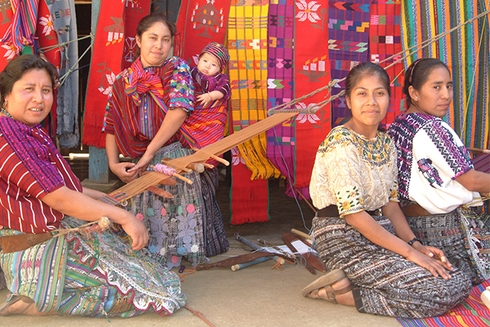 Grupo de mujeres tejiendo atuendos autóctonos. Género y diversidad - Banco Interamericano de Desarrollo - BID