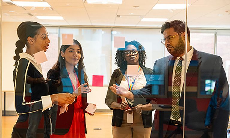 Un grupo de profesionales y pasantes trabajando en equipo. Empleo y desarrollo - Banco Interamericano de Desarrollo - BID