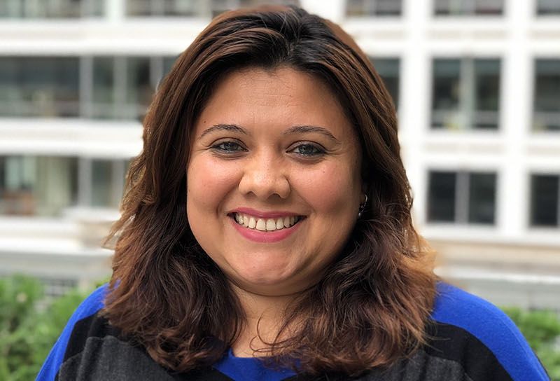 Mujer profesional sonriendo. Desarrollo - Banco Interamericano de Desarrollo - BID